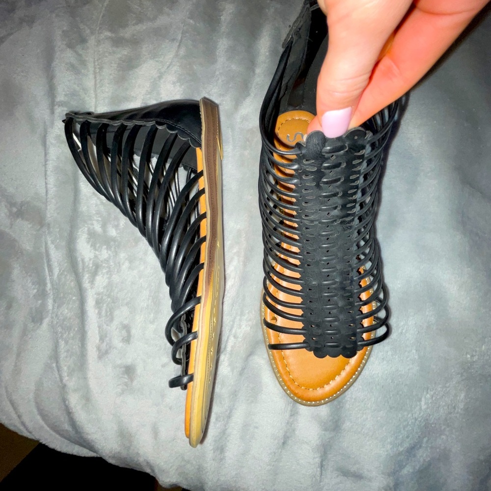Black strappy sandals with back zipper - Size Womens 8